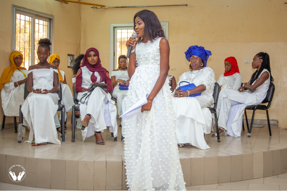 Ouba Gueye  participante l'année dernière à la formation et un assistant du centre Kiné Diop, à été la moderatrice du radio direct fait par les participantes de la formation